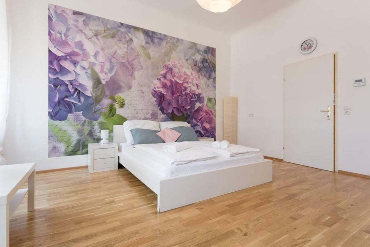 Spacious Station Apartment Wien
